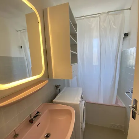 2 Pièces Climatisé Avec Wifi Près De La - Fr-1-833-16 *